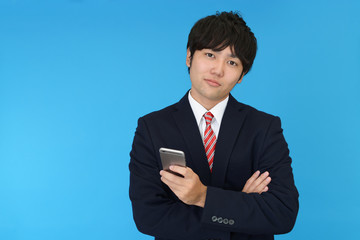 スマートフォンを持つ男性