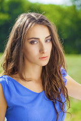 Naklejka premium Young brunette woman outdoors portrait
