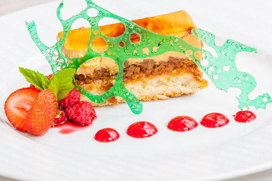 gourmandise au caramel et fruits rouges 