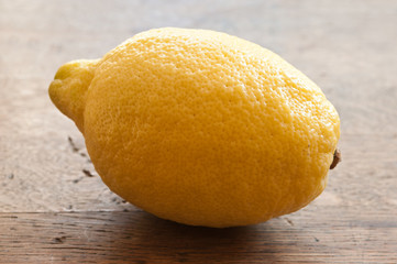 citron sur table en bois