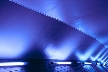 青いトンネルの側面