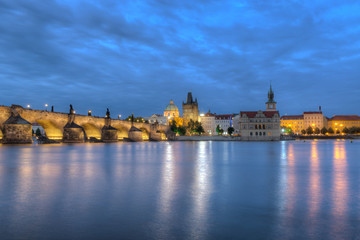 Karlsbrücke in Prag bei Nacht zur blauen Stunde
