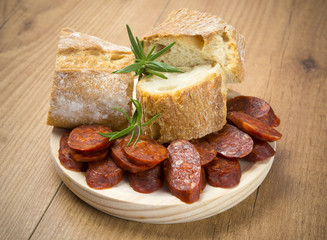 Tapa de chorizo sobre madera