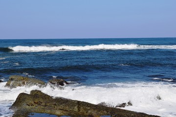 Fototapeta na wymiar 日本海の荒波／山形県の庄内浜で日本海の荒波風景を撮影した写真です。庄内浜は非常にきれいな白砂が広がる海岸と、奇岩怪石の磯が続く大変素晴らしい景観のリゾート地です。