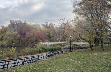 Fototapeta na wymiar Bow bridge in late autumn