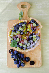 round pie with grapes