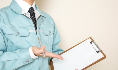 作業着を着た若い男性