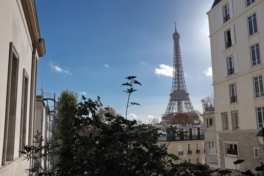 Tour Eiffel et immeubles, ciel bleu