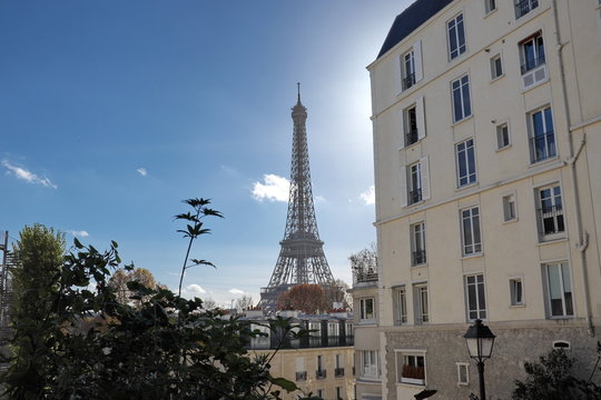 Tour Eiffel et immeubles, ciel bleu