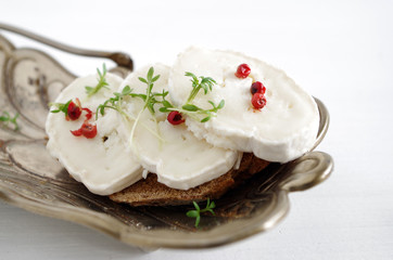 brot mit ziegenkäse