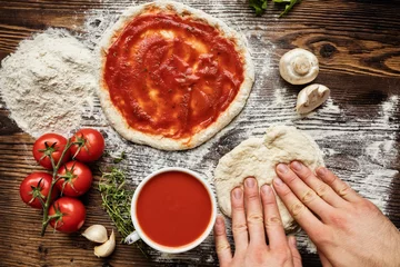 Papier Peint photo Lavable Pizzeria Préparation de pizza crue italienne originale fraîche