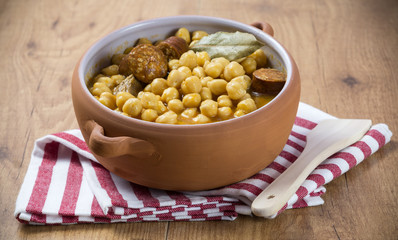 Puchero con cocido de garbanzos