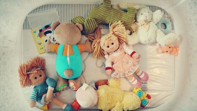Box bambino con giochi colorati e bambole visto dall'alto