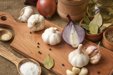 Garlic, onion, coriander, sesame seeds, black pepper, bay leaf, sea salt, olive oil,