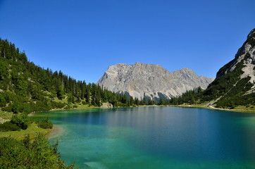 Fototapeta na wymiar Bergsee in Tirol, Österreich mit Blick auf Bergmassiv