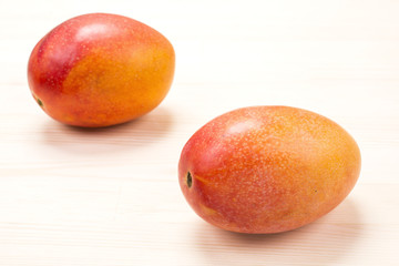 木の板の上のマンゴーの実