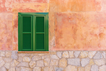 Fototapeta na wymiar Mediterranes Haus mit Fensterläden Grün geschlossen