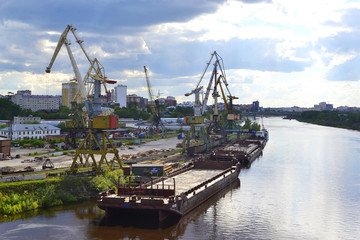 Obraz premium River port on the Tura River in Tyumen, Russia