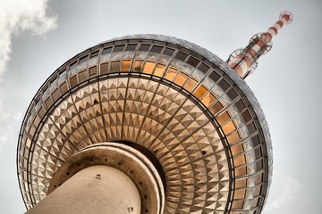 Fototapeta premium Znana wieża telewizyjna znajduje się na Alexanderplatz w Berlinie, Niemcy