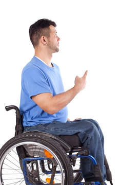 Rollstuhlfahrer mit Fingerzeig