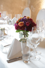 Tischdekoration, Festtafel bei einer Hochzeit