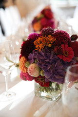 Tischdekoration, Festtafel bei einer Hochzeit