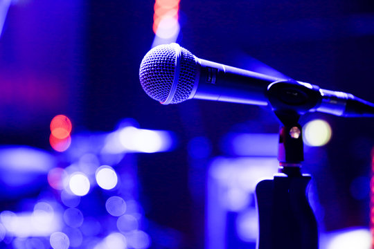 Mikrofon auf einer Bühne