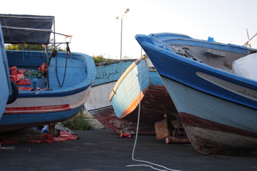 Naklejka premium Immigrazione, ricovero di barche degli immigrati, porto Pozzallo