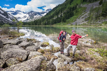 Fototapeta premium Backpackers are resting while hiking in mountains