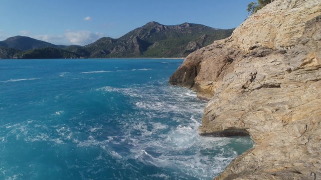 Deniz, Dalgalar ve Kayalıklar