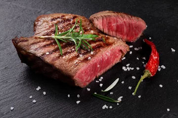 Photo sur Plexiglas Steakhouse Steak de boeuf grillé au romarin, sel et poivre