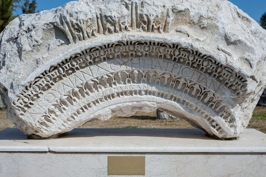 tarihi kemer taşı par&ccedil;ası