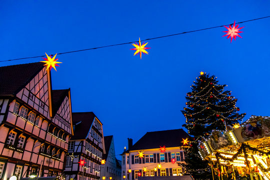 Weihnachstmarkt und blaue Stunde