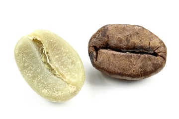 geröstete und ungeröstete Kaffeebohne isoliert auf weißem Hintergrund