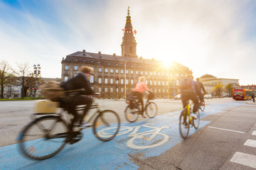 Mensen die op de fiets gaan in Kopenhagen