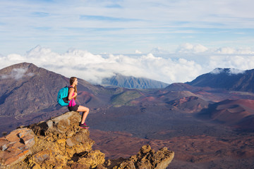 Obraz premium Woman hiker in the mountains enjoying the outdoors