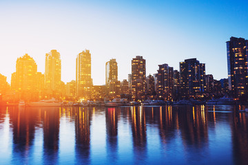 Fototapeta premium Panoramę miasta o zachodzie słońca