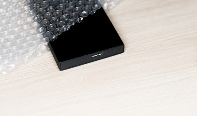 緩衝材に入ったHDD