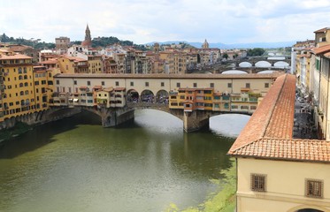 Fototapeta na wymiar bridge called Ponte Vecchio and Vasari Corridor in Florence Ital