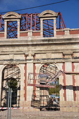 grúa elevadora en un edificio en construcción
