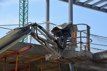Naklejka premium grúa elevadora en un edificio en construcción