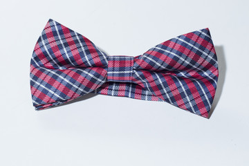 Corbat&iacute;n a cuadros aislado en fondo neutro.