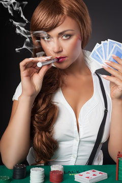 Rauchende Pokerspielerin