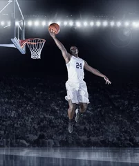 Foto auf Acrylglas Athletischer afroamerikanischer Basketballspieler, der während eines professionellen Basketballspiels in einer überfüllten Arena einen Layup-Korb erzielt © Brocreative