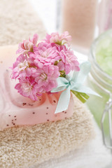 Obraz na płótnie Canvas Beautiful tiny bouquet of pink kalanchoe blossfeldiana flowers