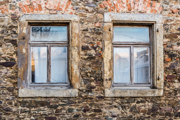 Alte Fenster in einer Natursteinmauer