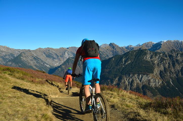 Fototapeta premium Abfahrt mit Mountainbike auf Bergweg