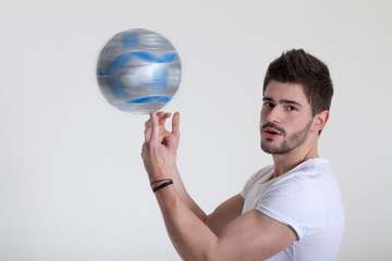 Sportler jongliert Fußball am Finger Porträt
