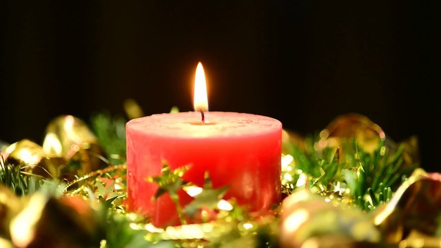 Kerze am Adventskranz
