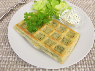Ofengebackene Kräuter-Waffeln mit Frischkäsedip und Salat
